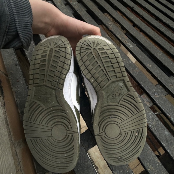 NIKE Women Dunk Low Medium Olive - Picture 3 of 9